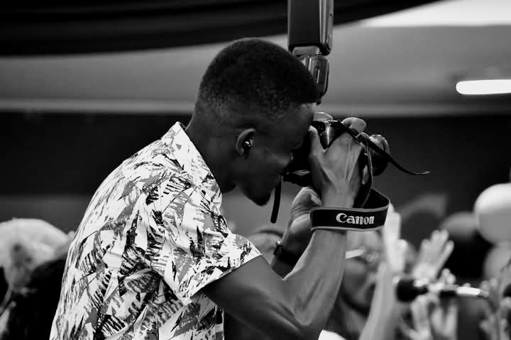 Photographer Duncan Kidiga of Greenleaf House of Photos shooting with a Canon camera at an event